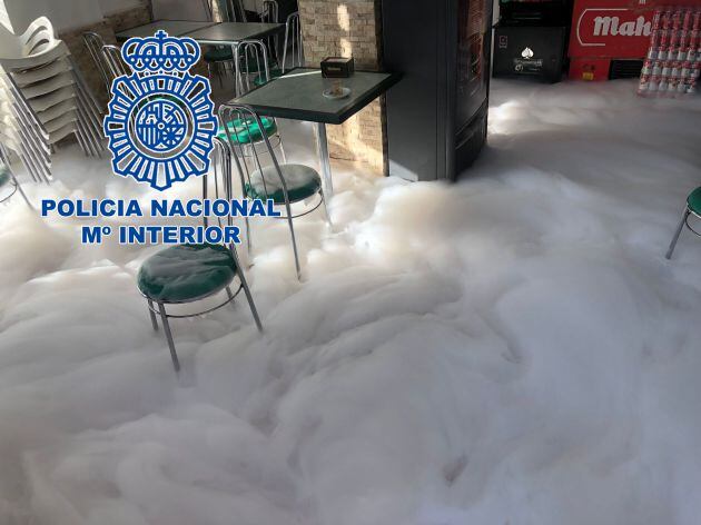 Estado en el que ha quedado el interior del bar tras la intervención de los bomberos