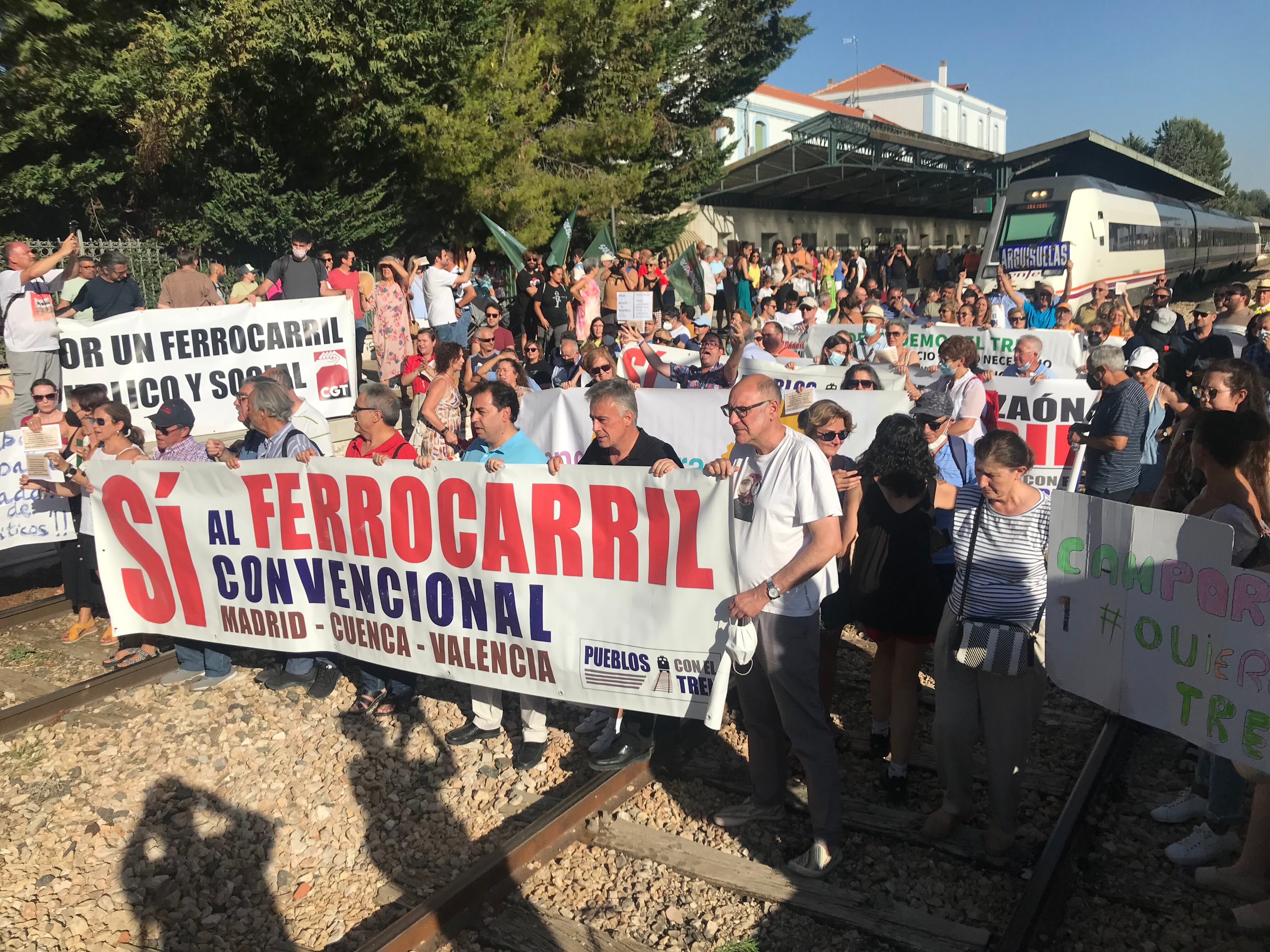 Los manifestantes cortaron simbólicamente las vías para evitar la salida del último tren de Cuenca a Madrid.