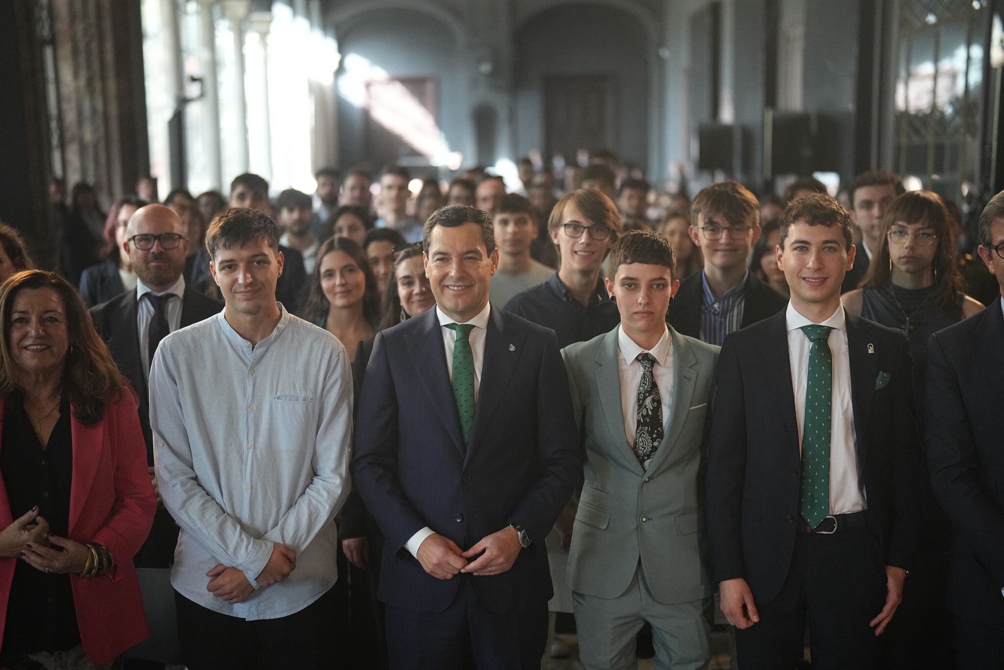 El presidente de la Junta, Juanma Moreno, con los alumnos reconocidos en Andalucía por sus expedientes académicos.