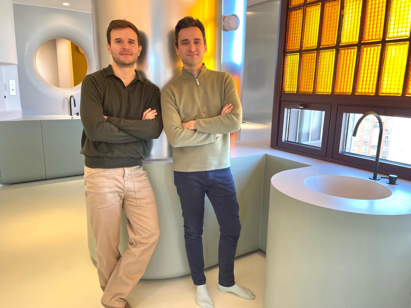 Los arquitectos de Antonio Mora y Eduardo Tazón en la cocina de su casa de Torresblancas