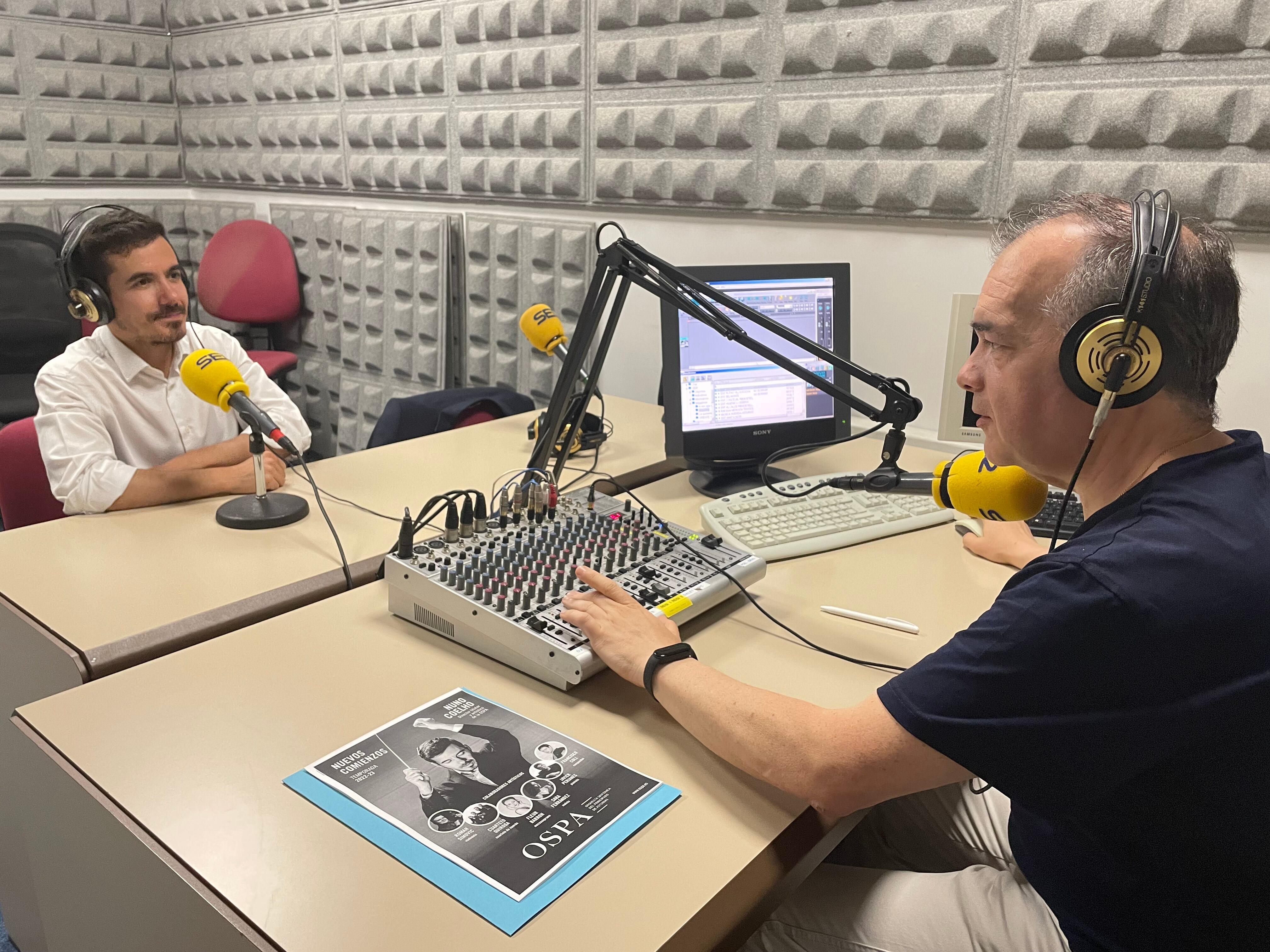 Nuno Coelho en los estudios de Radio Asturias, entrevistado por Jesús Martín