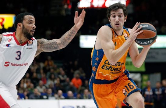 GRA343. VALENCIA, 05/12/2014.- El base del Valencia Basket Guillem Vives (d) con el balón ante el base estadounidense del Estrella Roja Marcus Williams, durante el partido de la en la octava jornada de la primera fase de la Euroliga disputado esta tarde e