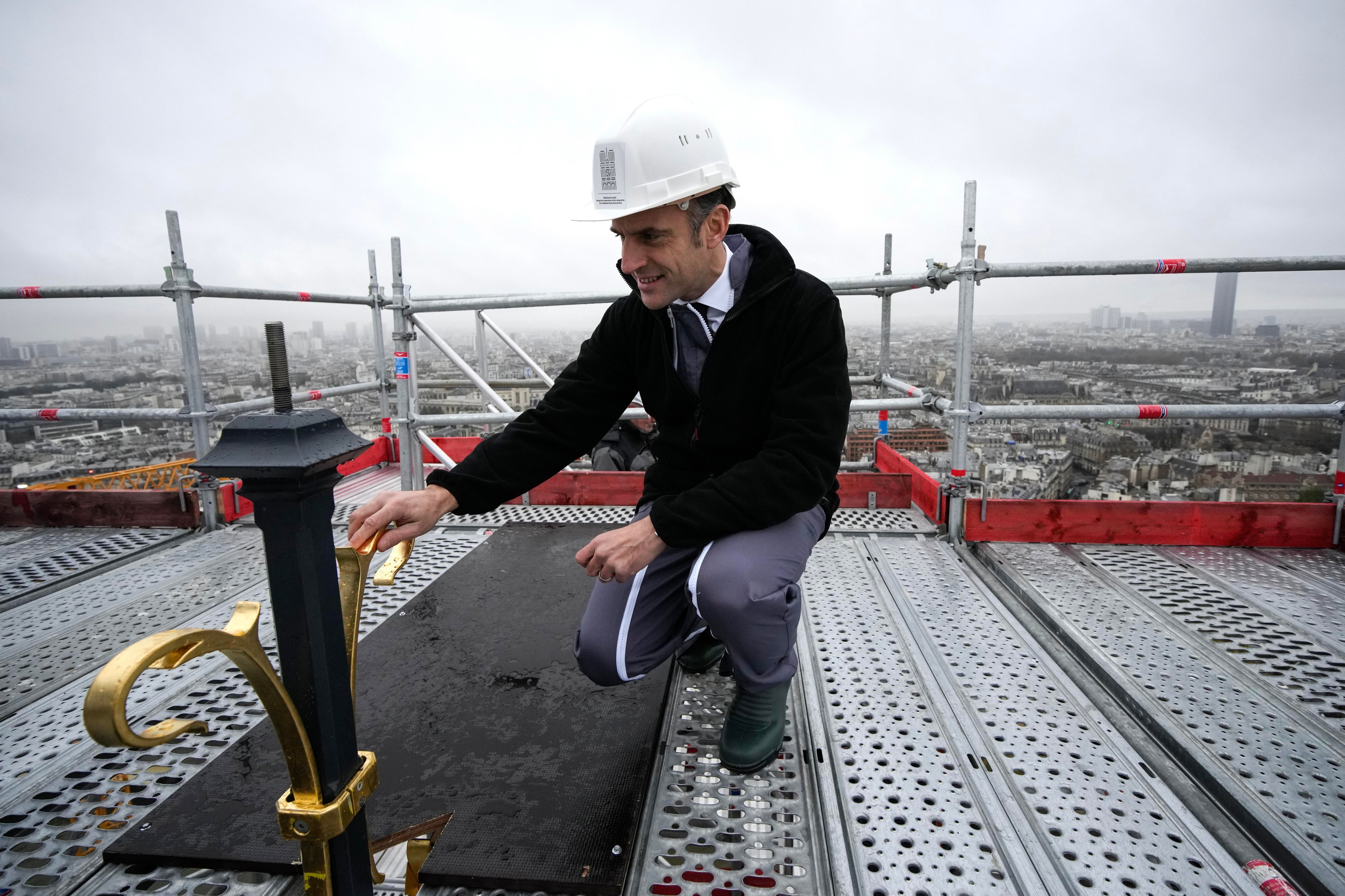 El presidente francés Emmanuel Macron en lo más alto de Notre Dame