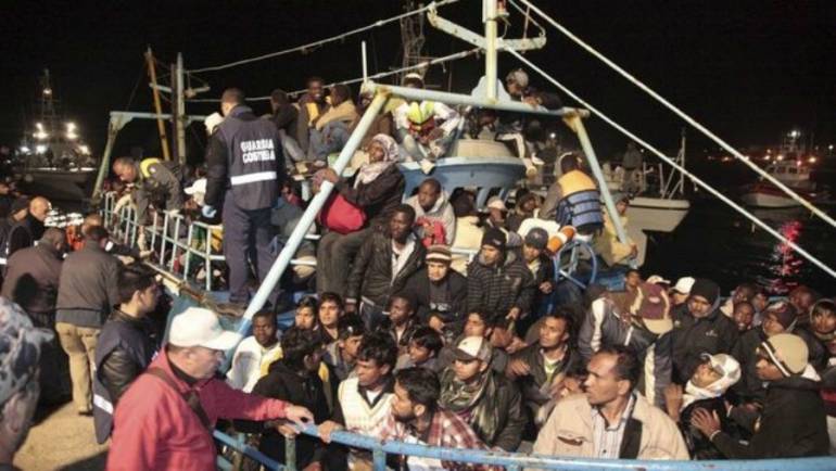 Foto de archivo de inmigrantes rescatados por un barco