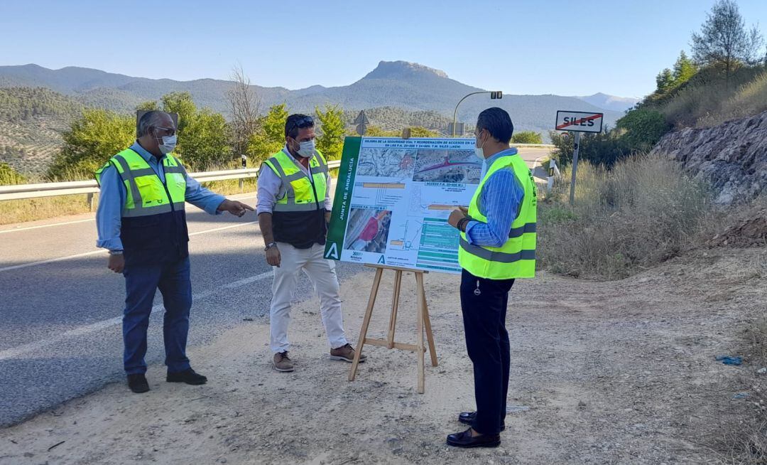 A los lados, el delegado de Fomento, Jesús Estrella, y el aclalde de Siles, Francisco Javier Bermúdez, junto a un técnico municipal.