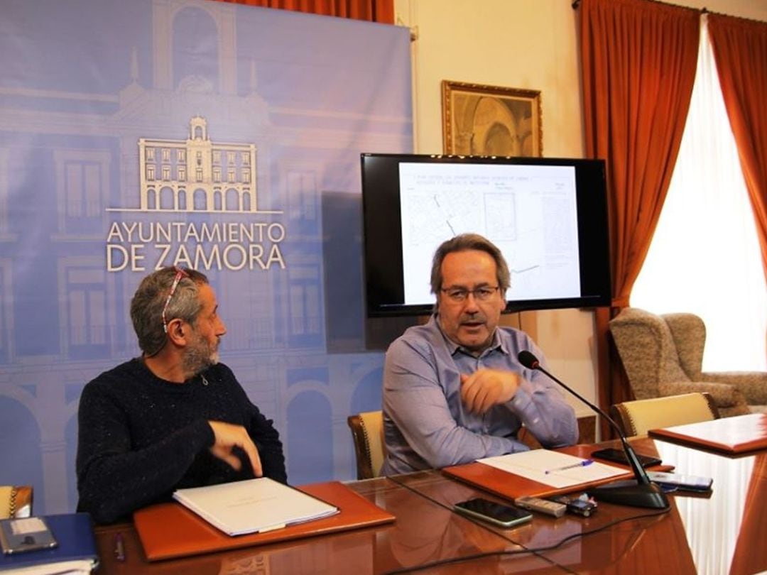 Romualdo Fernández y Francisco Guarido en la rueda de prensa posterior a la Junta Local de Gobierno