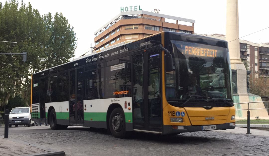 Un autobús urbano circula por la plaza de las Batallas.