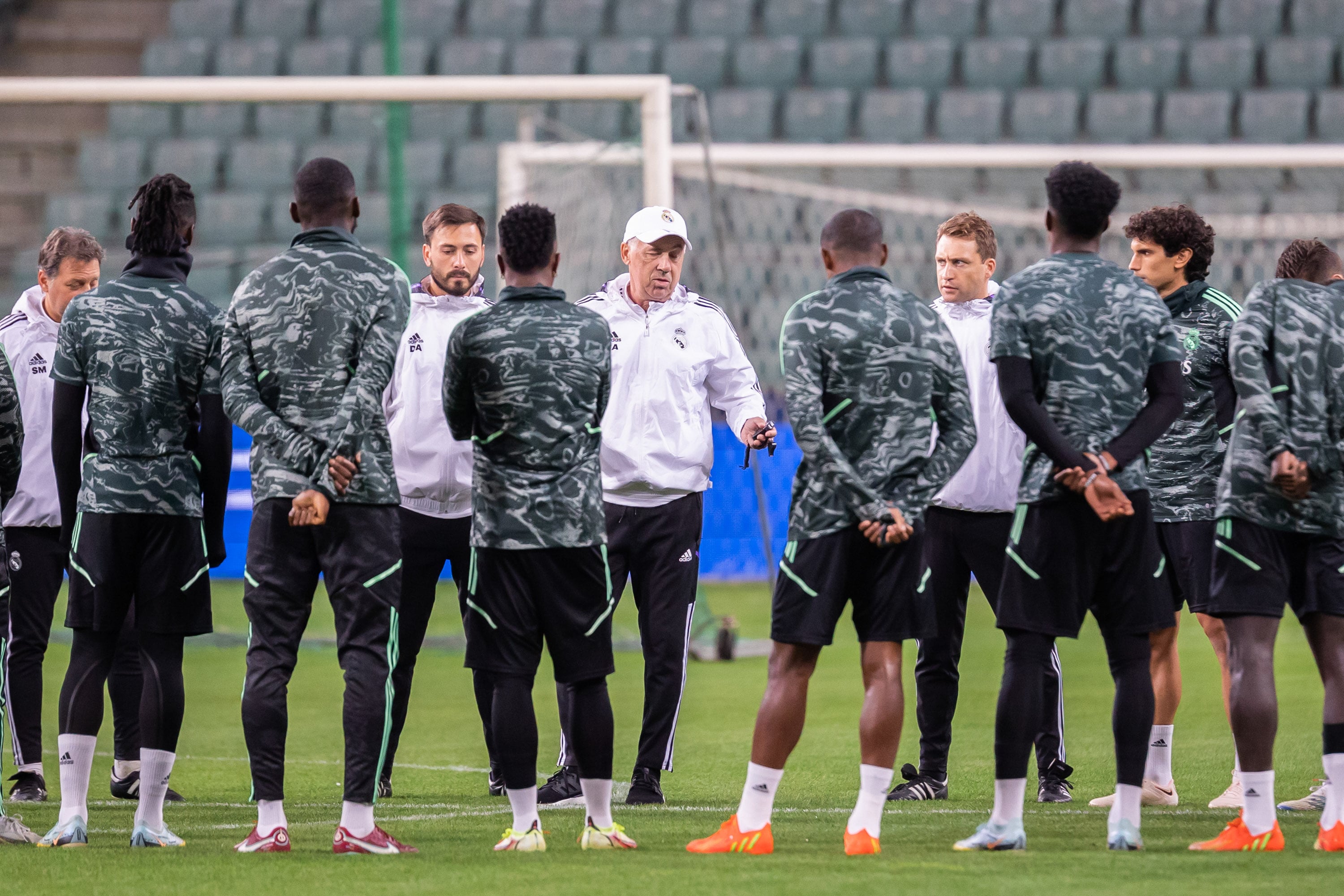 Carlo Ancelotti da la charla al equipo en el entrenamiento previo al choque, en Varsovia.