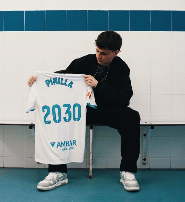 Hugo Pinilla posa con la camiseta de su renovación