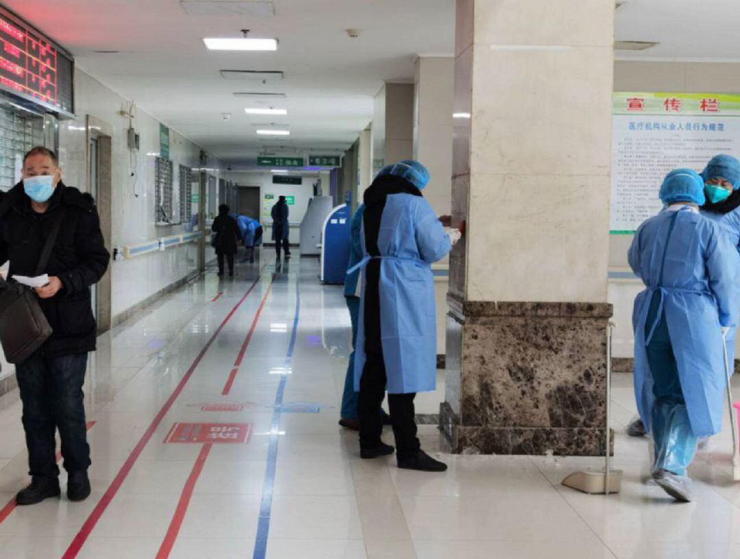 Hospital de Wuhan con trabajadores completamente protegidos ante el virus. Xiaolu Chu (Getty Images)