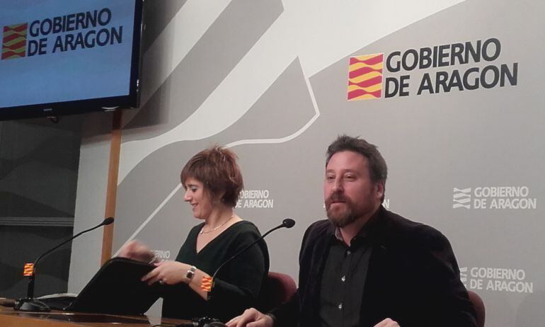 El Consejero José Luis Soro y la Directora de Vivienda, Mayte Andre, durante la presentación de las cifras de vivienda