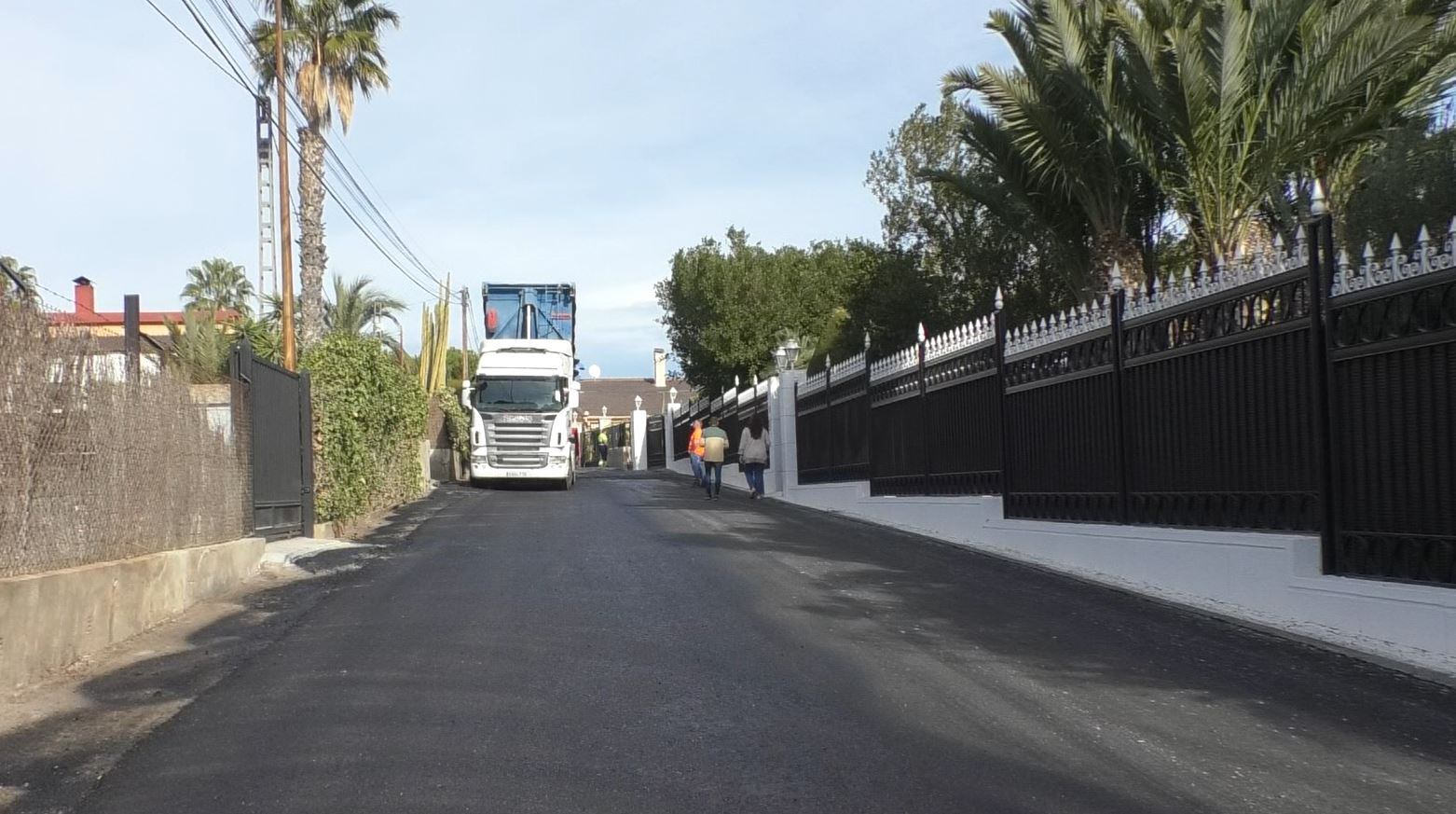 Obras de asfaltado en el camino de Faler