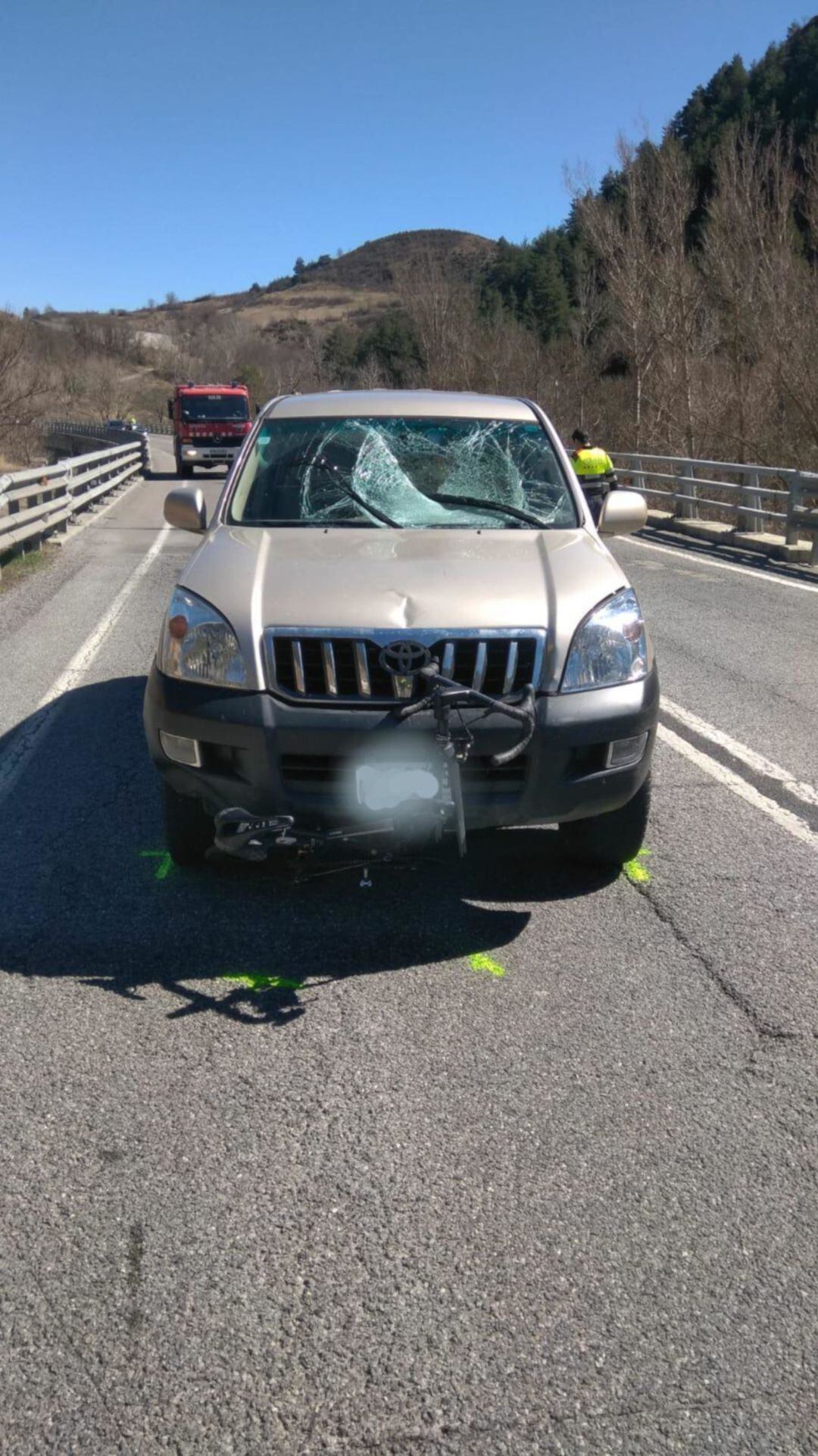 Imatge del cotxe que ha atropellat un ciclista a Martinet de Cerdanya. 23 de març del 2019. (Vertical)