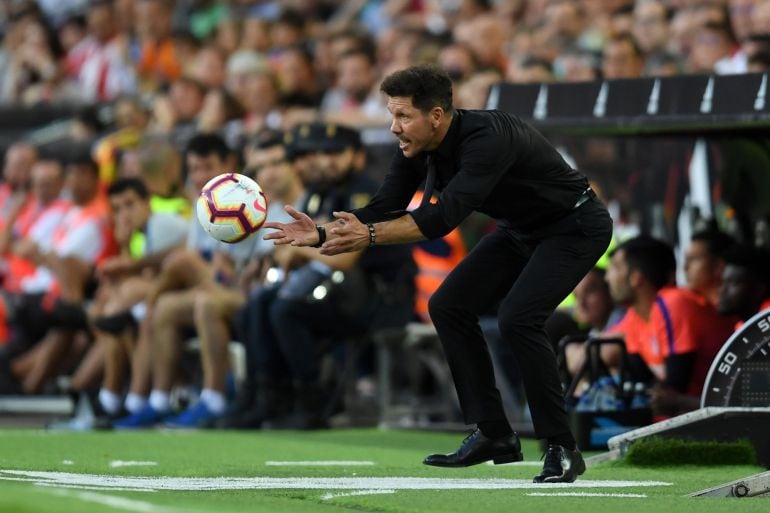 Diego Simeone, en el partido entre el Valencia y el Atlético en Mestalla (1-1).