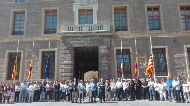 Minuto de silencio frente a la sede del Gobierno de Aragón en el edificio Pignatelli. 