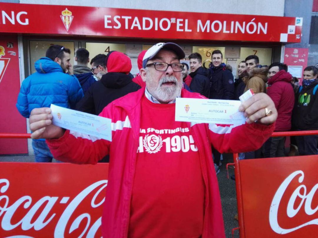 Un aficionado del Sporting muestra sus entradas para el derbi del Tartiere de 2018, tras hacer 19 horas de cola.