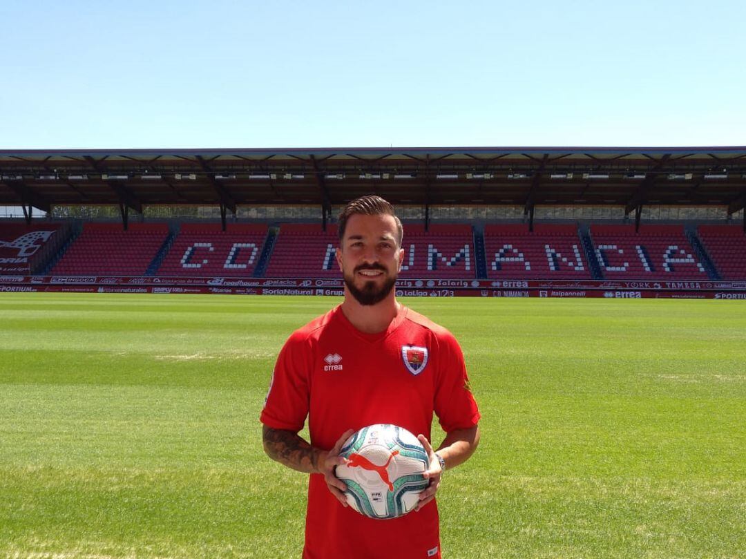 Héctor Hernández, con su nueva camiseta.