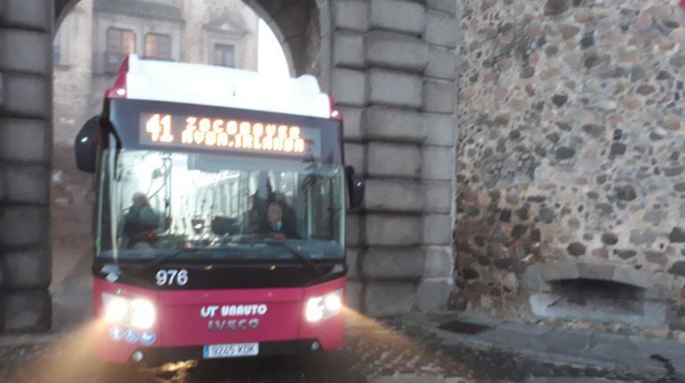 En la mañana de este miércoles el tráfico ha tenido que ser desviado por el arco de la esta emblemática puerta de la capital regional 