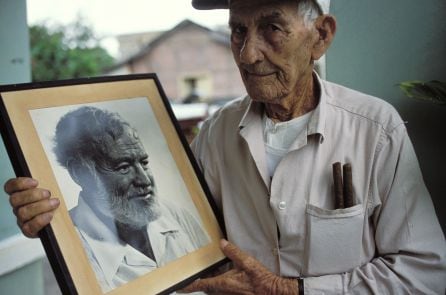 El lanzaroteño Gregorio Fuentes junto a una foto de su buen amigo Ernest Hemingway. Cuentan que Gregorio jamás leyó una sola línea de &quot;El viejo y el mar&quot; porque no sabía leer.