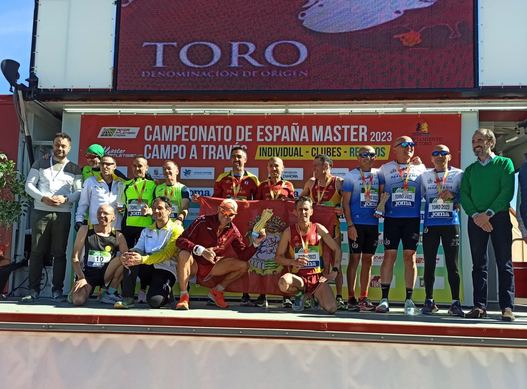 Silvino López en el podio con el Oro por equipos con el Vino de Toro