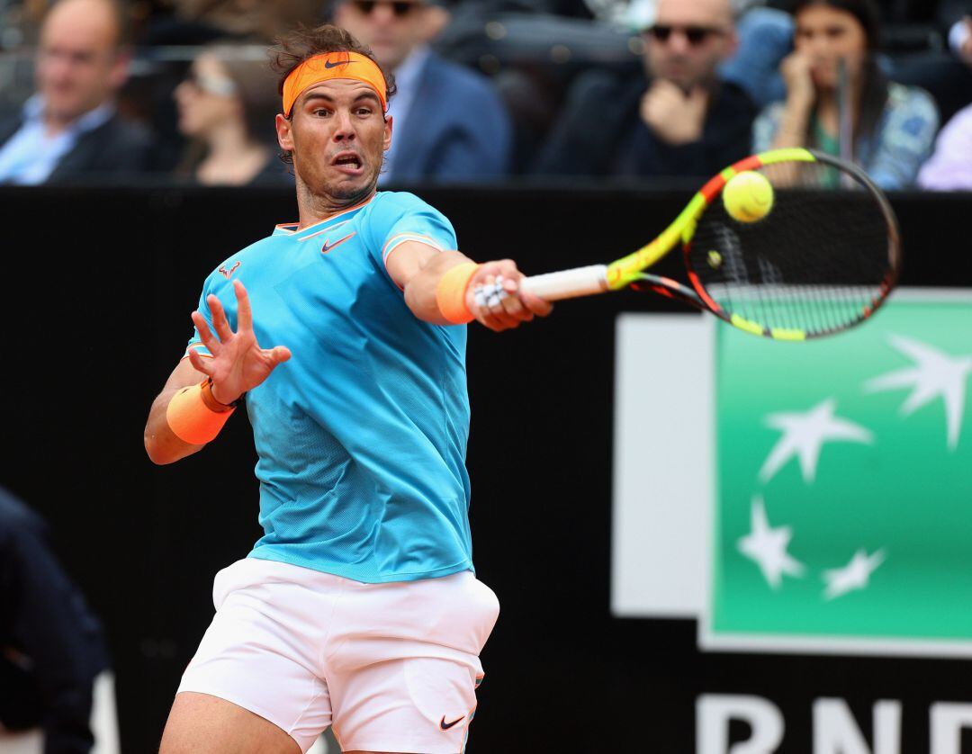 Nadal golpea con su tiro de derecha ante Tsitsipas.