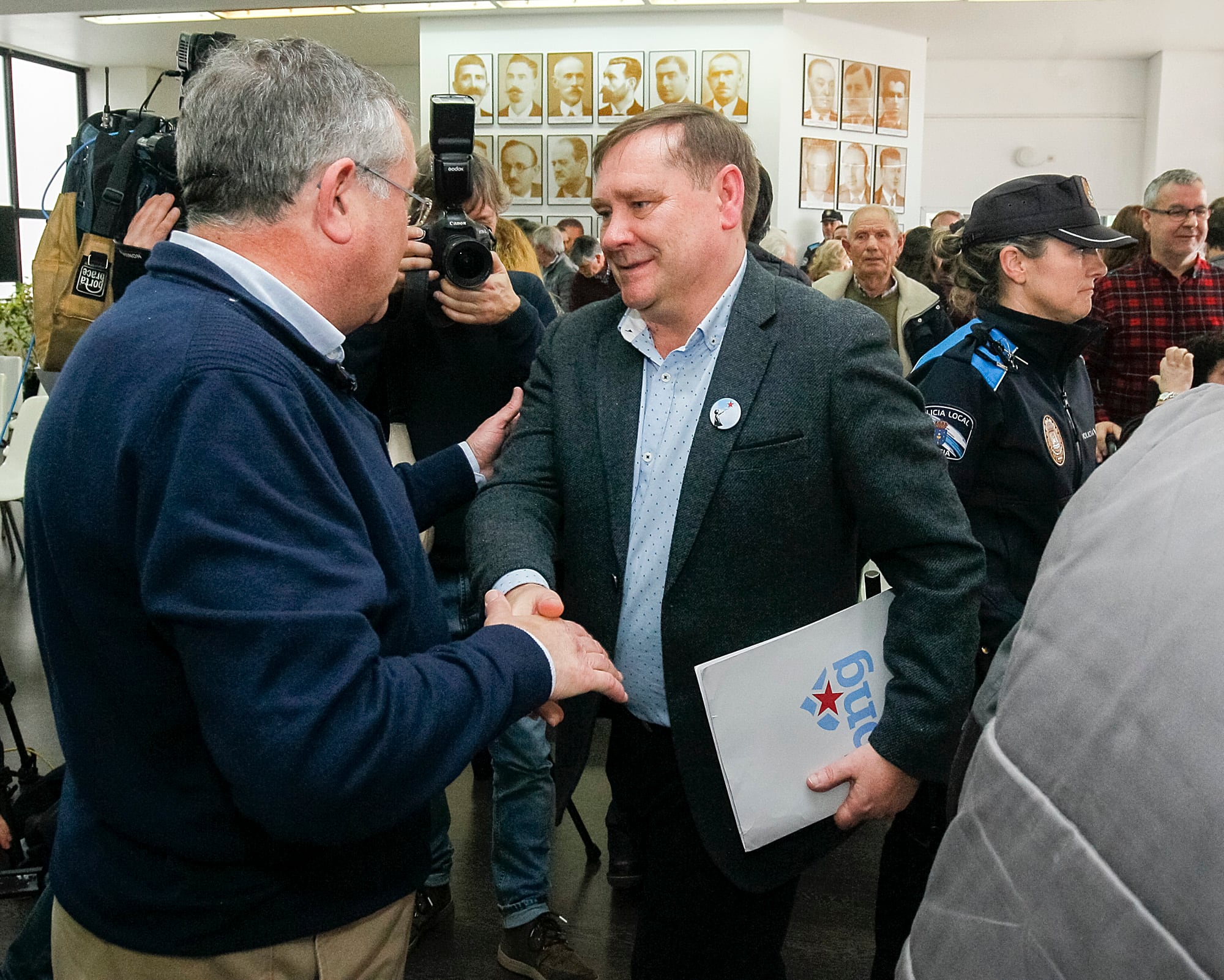 Gumersindo Galego y Juventino Trigo se saludan tras la moción de censura del 2020