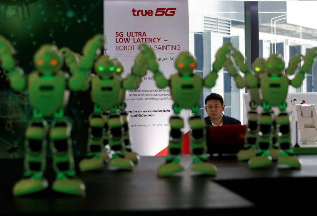 Robots que bailan en una convención de productos digitales.