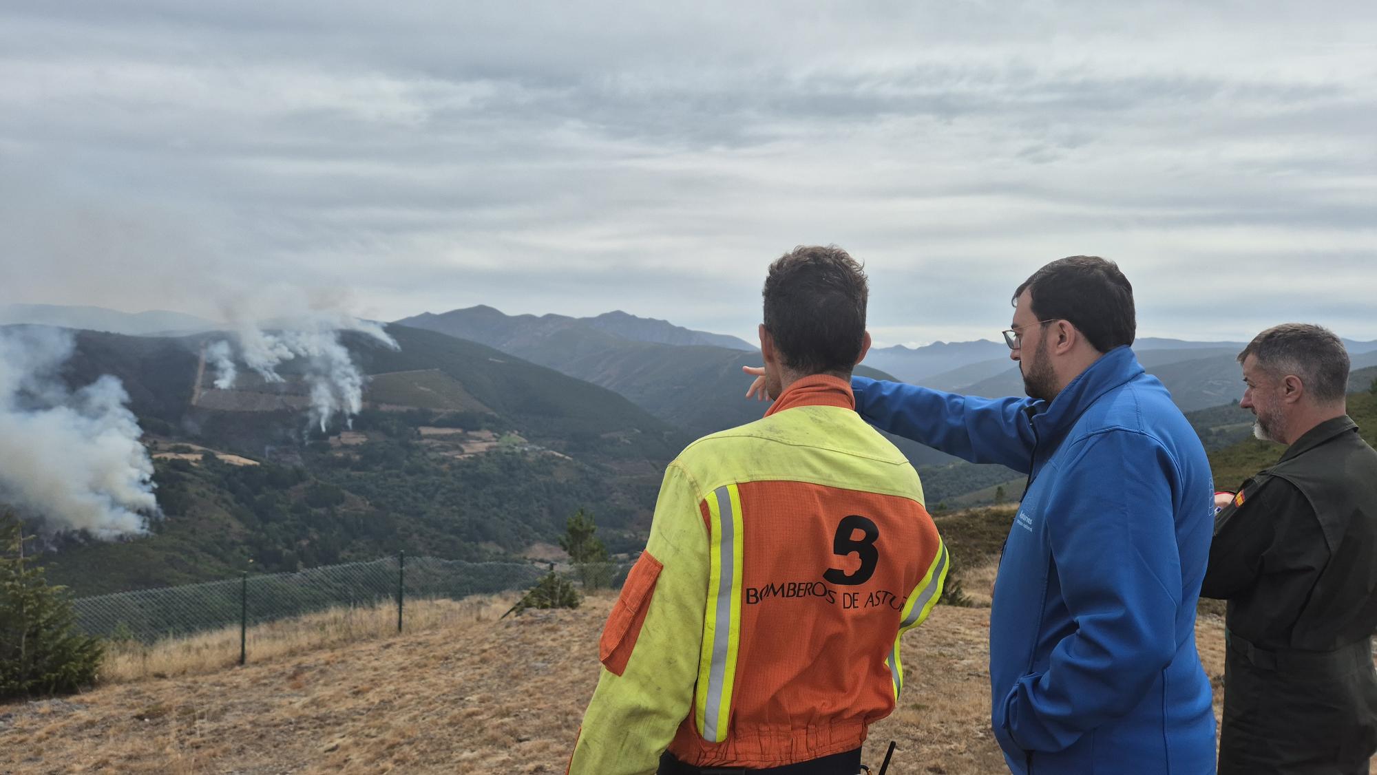 En la imagen, el presidente del Principado, Adrián Barbón, en el centro, observa la evolución del incendio de Ibias, el miércoles por la tarde, acompañado por responsables de Bomberos de Asturias y la Unidad Militar de Emergencias.