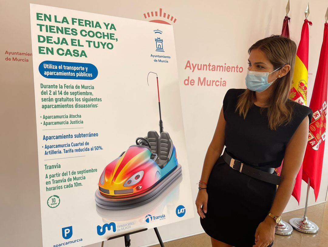 Carmen Fructuoso junto al cartel promovido por el Ayuntamiento de Murcia