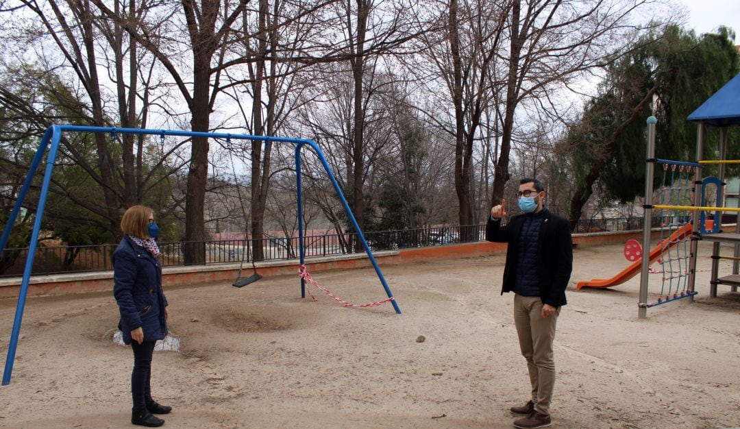 El alcalde de L&#039;Alcora, Samuel Falomir, y la concejala de Parques y Jardines, Mª Ángeles Ibáñez, en el parque Jardins de la Vila