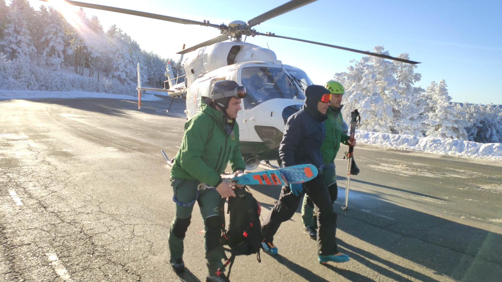 Un montañero riojano pasa la noche en un agujero hecho en la nieve y es rescatado ileso