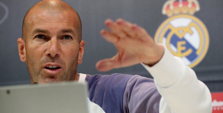 Zidane contesta a una pregunta en sala de prensa