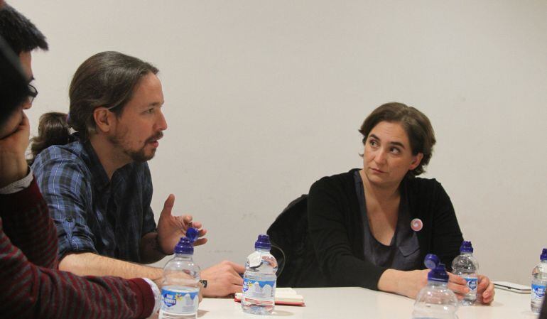 La portavoz de Guanyem, Ada Colau, y el secretario general de Podemos, Pablo Iglesias, juntos durante una reunión