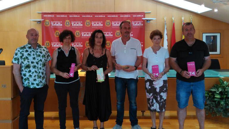 Representantes de Ascota y del Ayuntamiento de Tafalla en la presentación del folleto