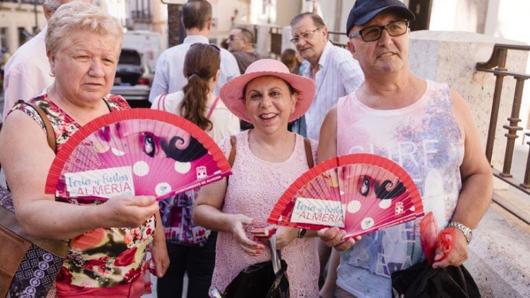 Este año se han repartido 25.000 abanicos de feria.