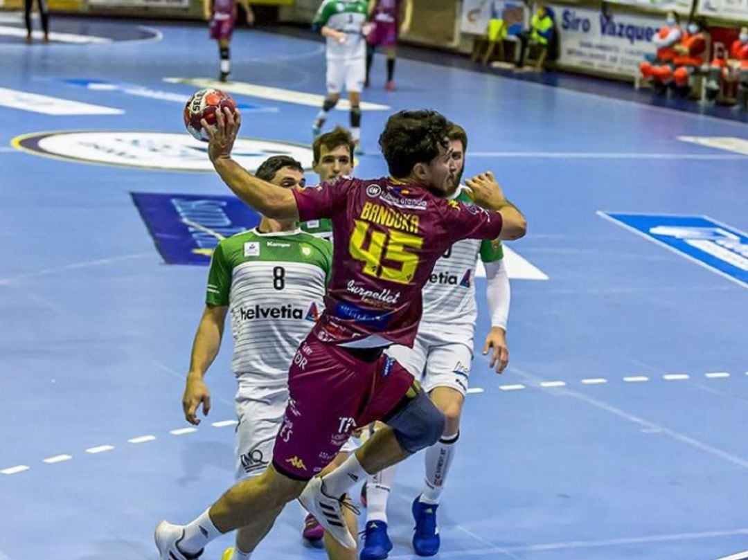 El extremo serbio, Pavle Banduka, durante el encuentro frente a Anaitasuna de la pasada temporada en ASOBAL.