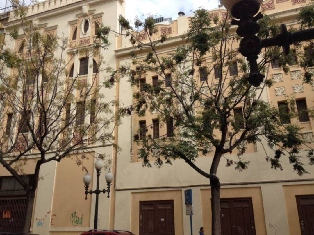 Fachada del edificio del antiguo cine Ideal, en el centro de Alicante 