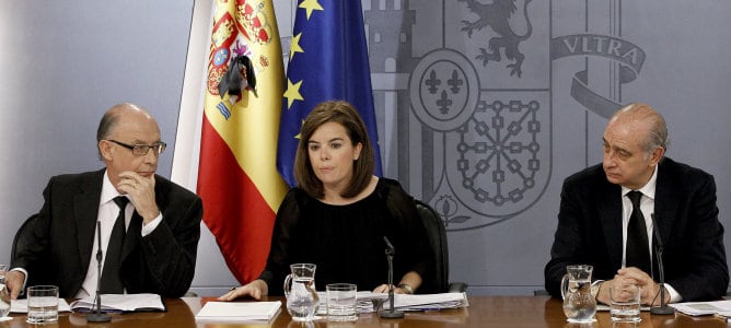 La vicepresidenta del Gobierno, Soraya Sáenz de Santamaría y los ministros de Hacienda, Cristóbal Montoro, e Interior, Jorge Fernández Díaz, durante la rueda de prensa posterior a la reunión del Consejo de Ministros