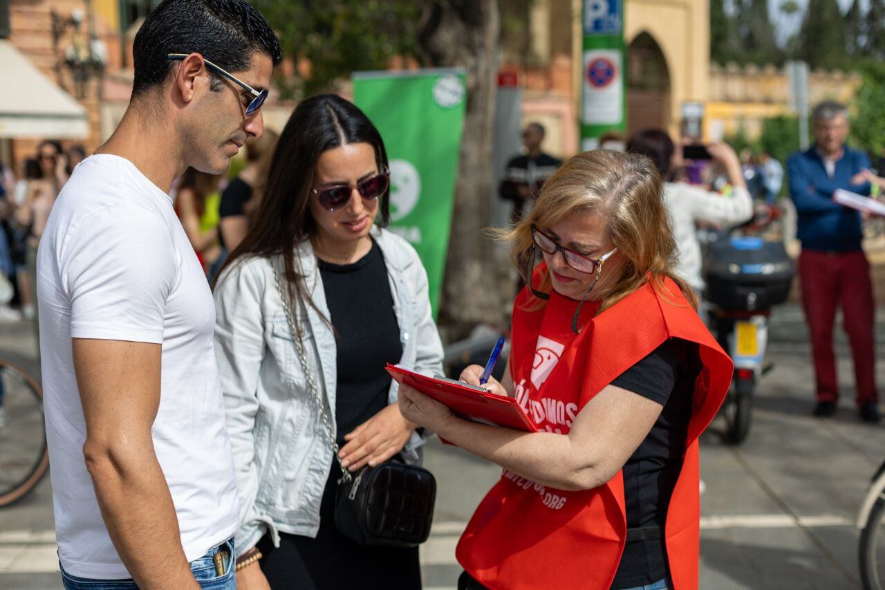 Recogida de firmas para la ILP de Anima Naturalis. // Anima Naturalis