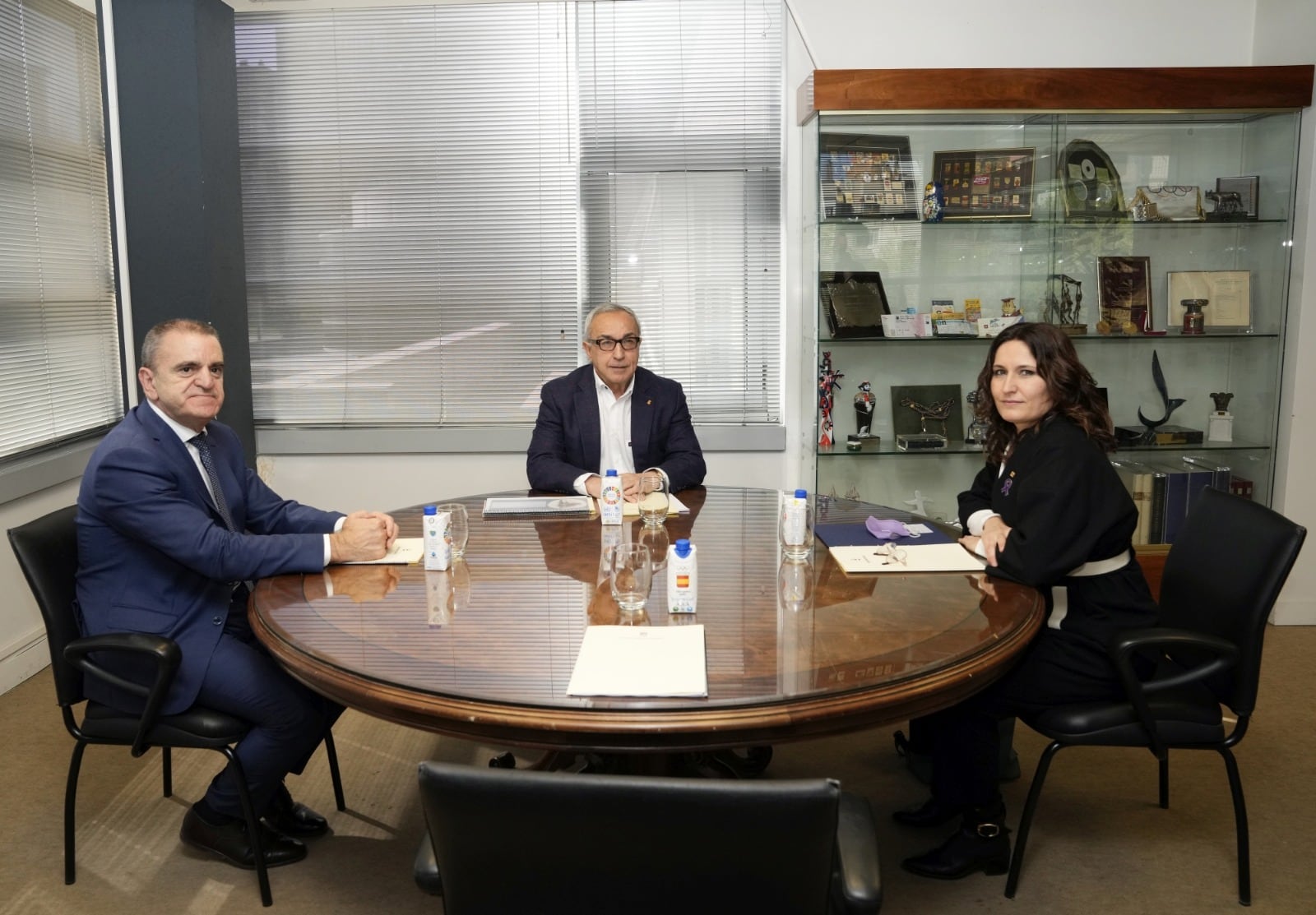 El secretario de Estado para el Deporte, José Manuel Franco, el presidente del COE, Alejandro Blanco, y la consejera de Presidencia de la Generalitat, Laura Vilagrá.