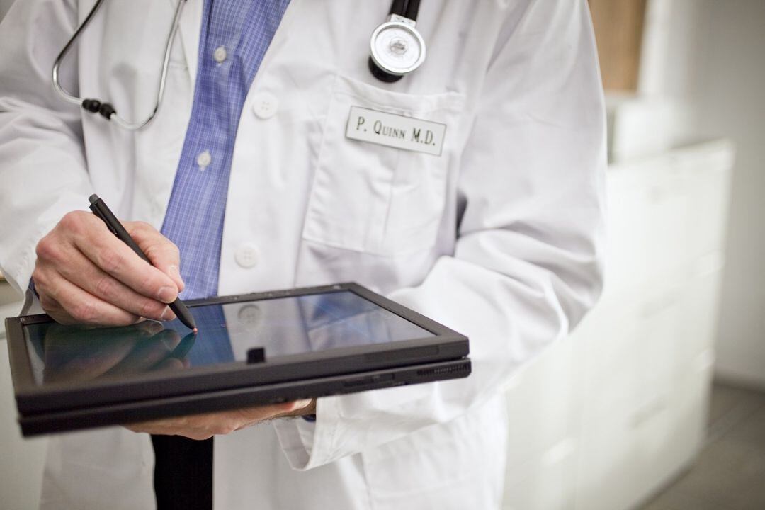 Un sanitario trabajando con sistemas tecnológicos.