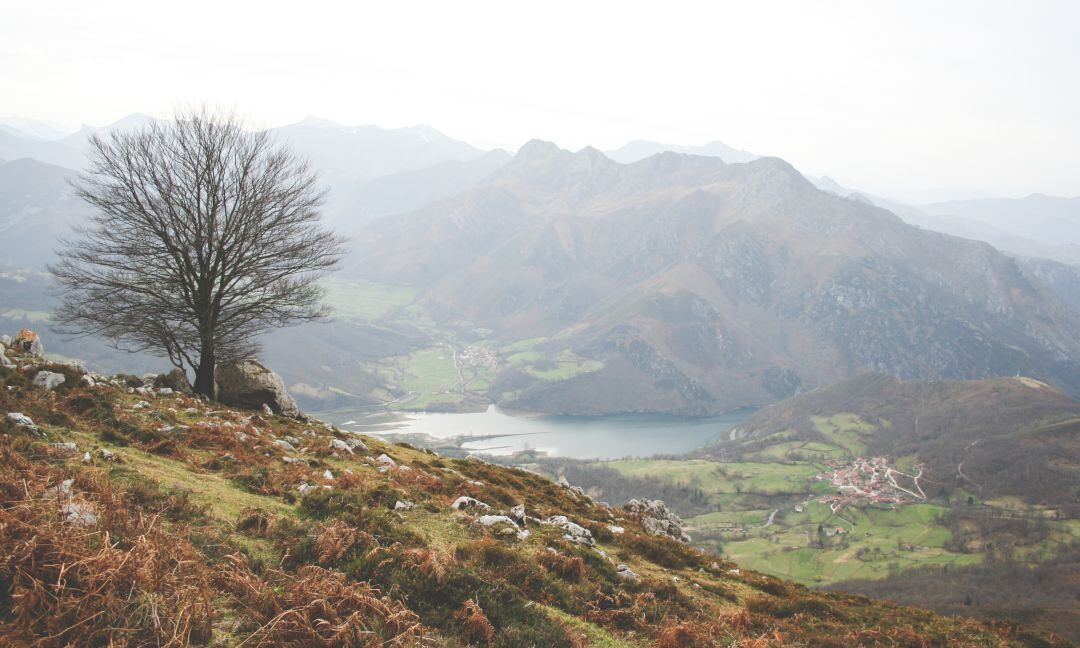 Dos pequeños pueblos del concejo de Sobrescobio con el embalse de Tanes entre ellos. 