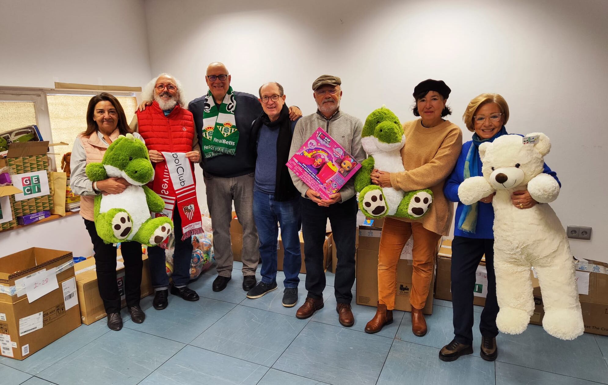 Voluntarios del Ateneo de Sevilla organizando los juguetes de la Operación Buena Gente 2023