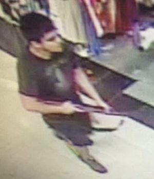 El joven que ha entrado armado en el centro comercial