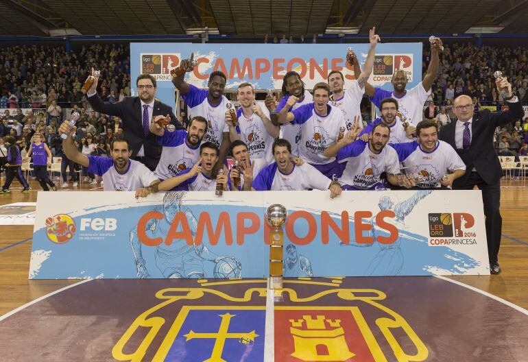 Imagen del Quesos Cerrato Palencia Baloncesto tras ganar la liga LEB Oro