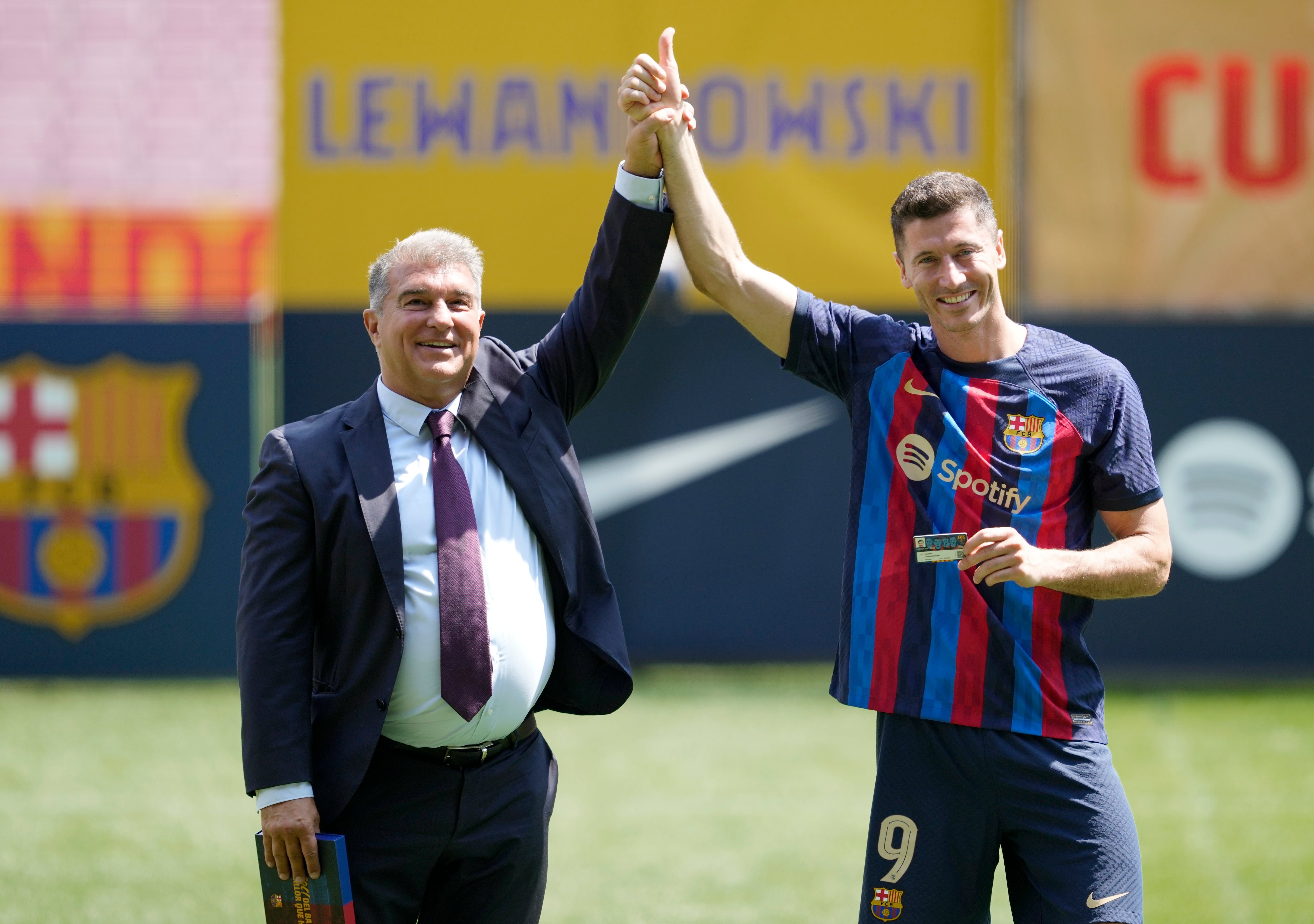 El jugador polaco Robert Lewandowski, acompañado por el presidente del FC Barcelona, Joan Laporta. EFE/Alejandro Garcia