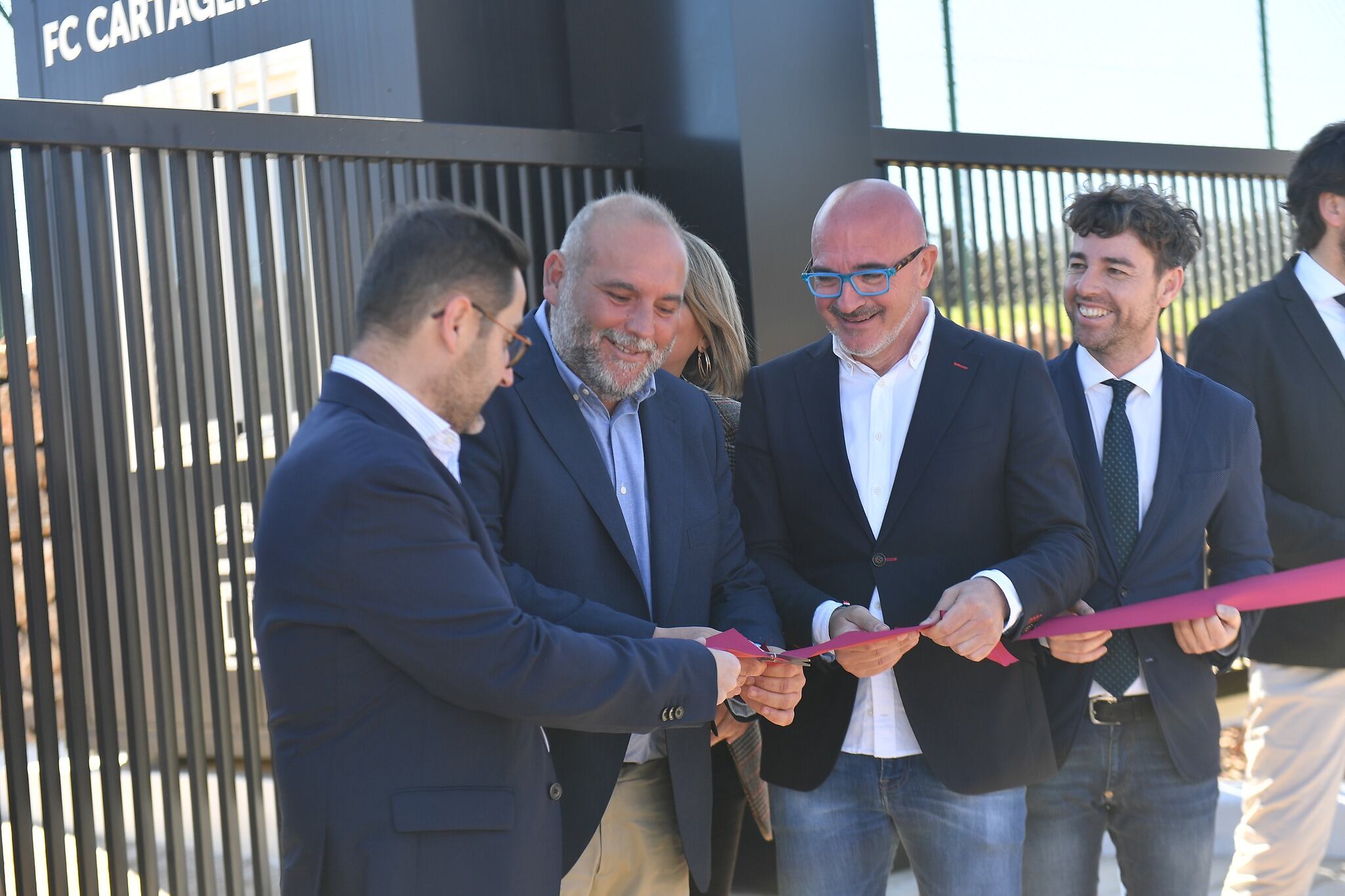 Momento del corte de la cinta por parte de la directiva albinegra