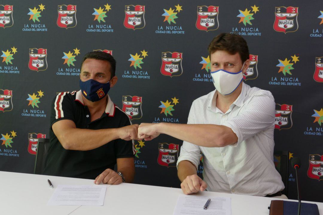 El alcalde de La Nucía, Bernabé Cano junto a Toni Gallego, presidente del HLA Alicante