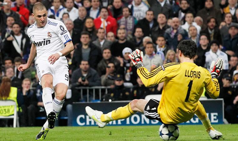 Benzema chuta para conseguir el segundo gol