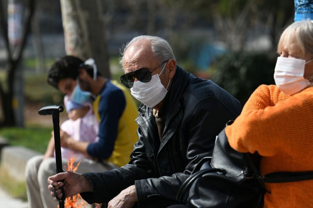 Ancianos con mascarilla